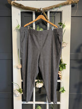 Load image into Gallery viewer, Studio by Torrid Patterned Pant 4R