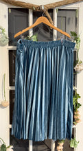 Load image into Gallery viewer, Ulla Popken Blue Velvet Pleated Skirt 24/26
