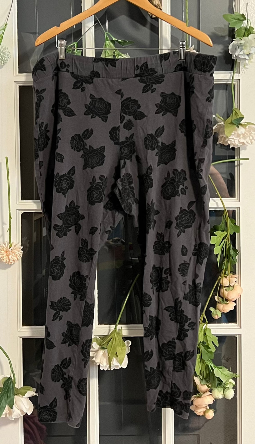 Torrid Grey and Black Floral Leggings 4X