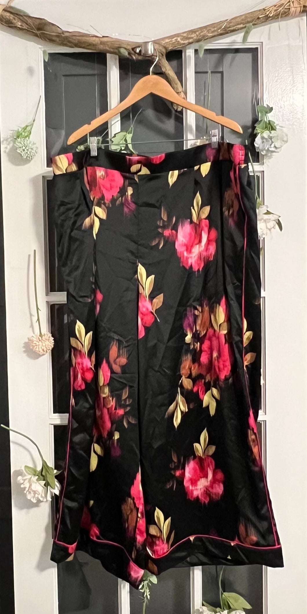 Torrid Black Floral Satin Pants 4X (Short)