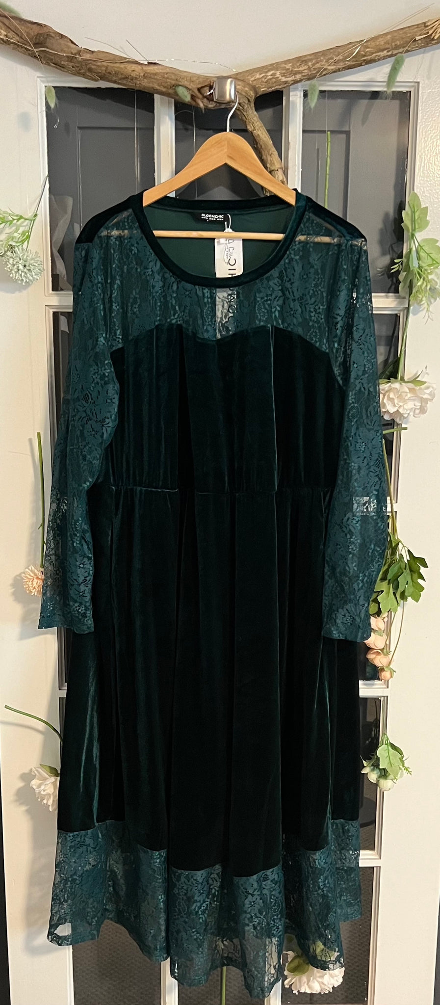 Bloomchic Emerald Velvet and Lace Dress 22/24 Curvy Thrift Co. Bloomchic Emerald Velvet and Lace Dress 22/24 Curvy Thrift Co.