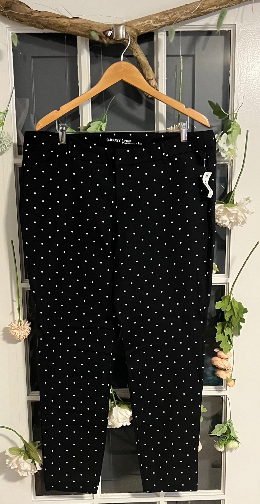 Old Navy Black Polka Dot Mid-Rise Pixie Pant 18