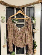 Load image into Gallery viewer, H&amp;M Neutral Floral Crop XXL
