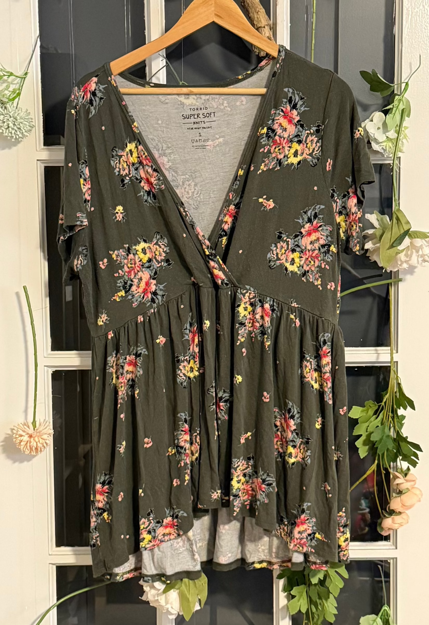 Torrid Supersoft Babydoll Olive Floral Top 1X – Curvy Thrift Co