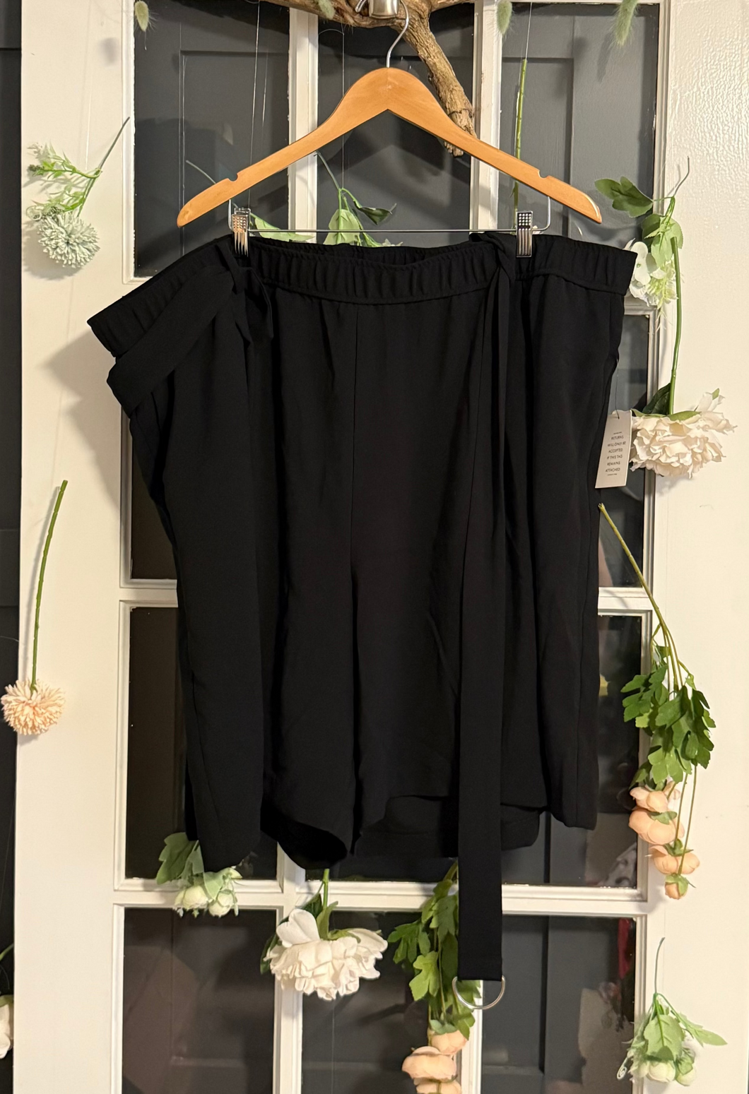 Eloquii black belted dress shorts 28