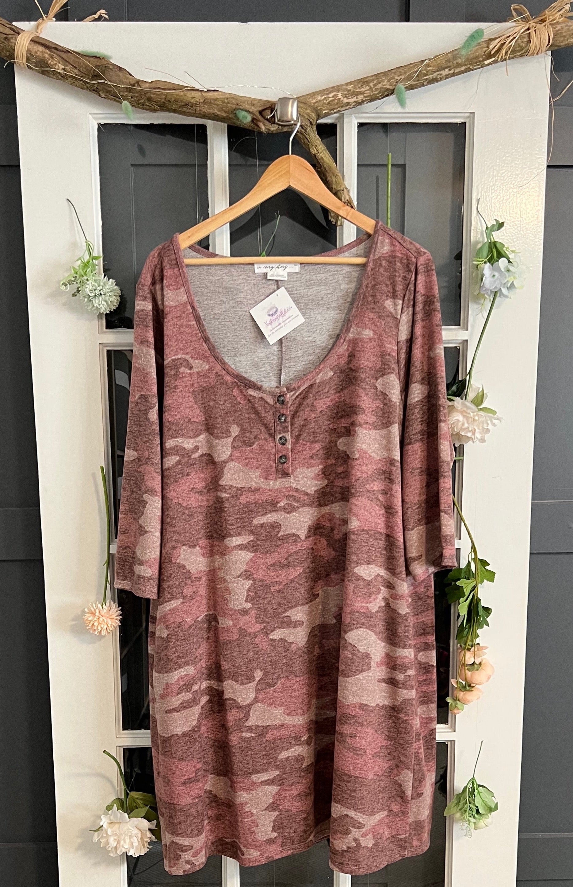 Pink Camo Top 2X Curvy Thrift Co. Pink Camo Top 2X Curvy Thrift Co.