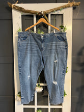 Load image into Gallery viewer, Eloquii Medium Wash Denim 26G
